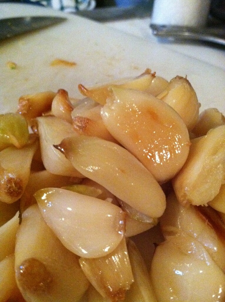 Why roasted garlic tastes so different from raw garlic (thefoodgroup, Flickr, CC BY-SA 2.0)