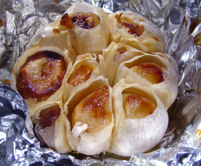 How to tell when your garlic is actually done (ChristineLeiser, Flickr, CC BY 2.0)